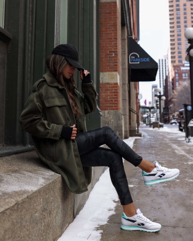 fashion blogger wearing camo leggings